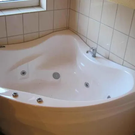 Semesterbostad Underbart På En Stor Tomt, Nära Havet