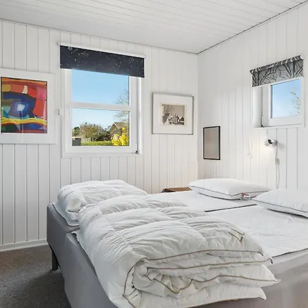 Semesterbostad Underbart På En Stor Tomt, Nära Havet *